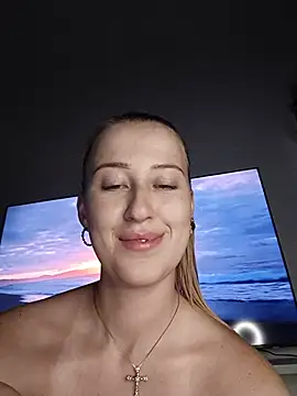 Snapshot of Susiee_Redd chatting on June 22, 10:07 pm Susiee Redd online show from June 22, 10:07 pm