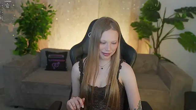 Snapshot of Charlotte_Dreams chatting on June 27, 10:43 am Charlotte Dreams online show from June 27, 10:43 am
