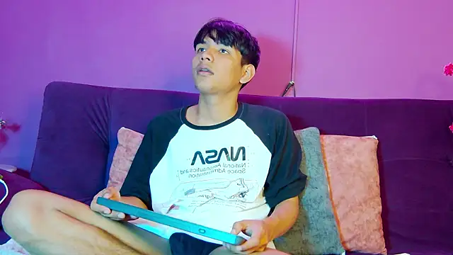 Snapshot of Liam_Sinclair chatting on February 9, 7:34 pm Liam Sinclair online show from February 9, 7:34 pm