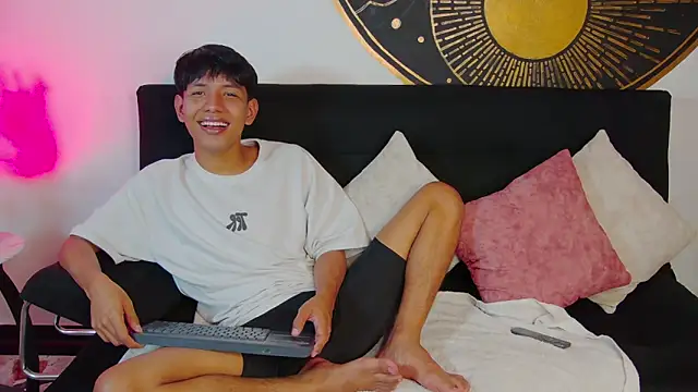 Snapshot of Liam_Sinclair chatting on February 17, 8:39 pm Liam Sinclair online show from February 17, 8:39 pm