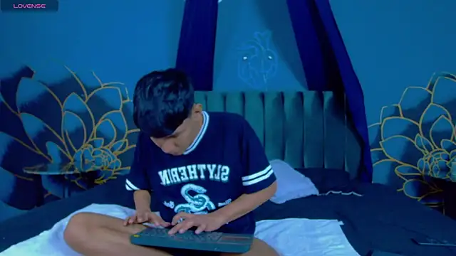 Snapshot of Liam_Sinclair chatting on December 5, 12:59 pm Liam Sinclair online show from December 5, 12:59 pm