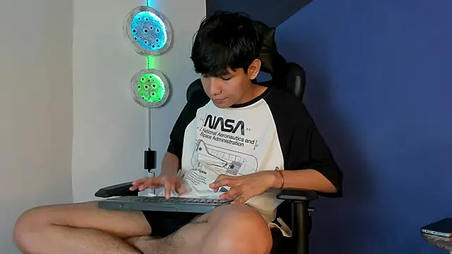 Snapshot of Liam_Sinclair chatting on January 8, 8:04 pm Liam Sinclair online show from January 8, 8:04 pm