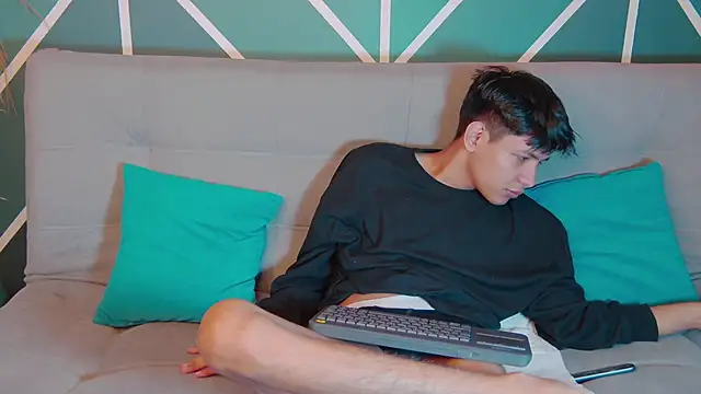 Snapshot of Liam_Sinclair chatting on December 19, 1:02 pm Liam Sinclair online show from December 19, 1:02 pm