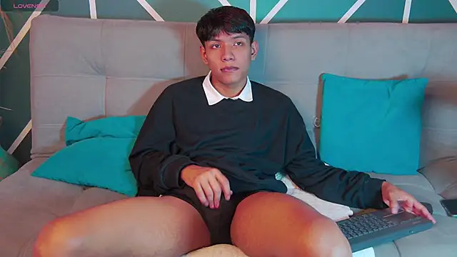 Snapshot of Liam_Sinclair chatting on December 16, 12:53 pm Liam Sinclair online show from December 16, 12:53 pm