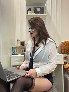 Queen-of-Love online show from April 12, 9:12 am