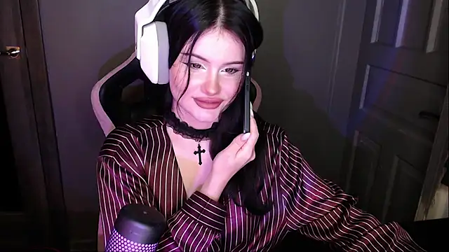 Moon raven online show from December 15, 5:30 pm