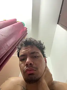 Snapshot of Henry_villa23 chatting on May 1, 2:00 pm Henry villa23 online show from May 1, 2:00 pm