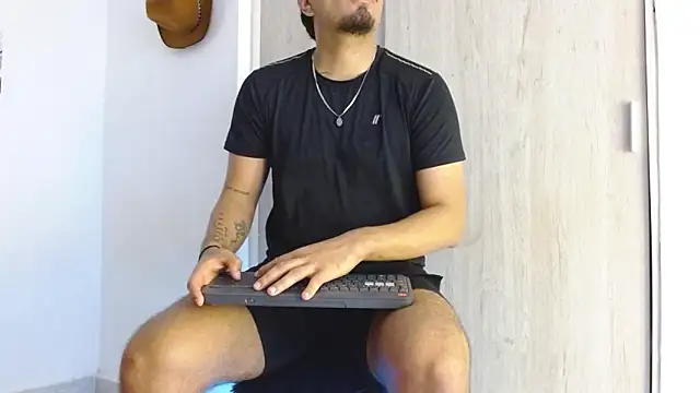 Snapshot of Henry_villa23 chatting on March 2, 4:24 am Henry villa23 online show from March 2, 4:24 am