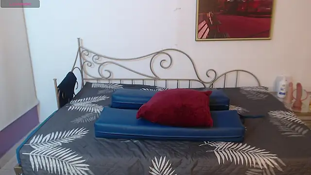 Snapshot of Roxanne_vale chatting on June 18, 8:25 pm Roxanne vale online show from June 18, 8:25 pm