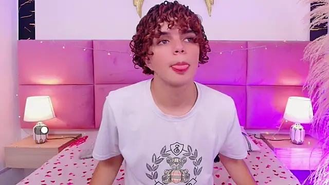 Snapshot of Skyee_angel chatting on December 21, 1:35 pm Skyee angel online show from December 21, 1:35 pm