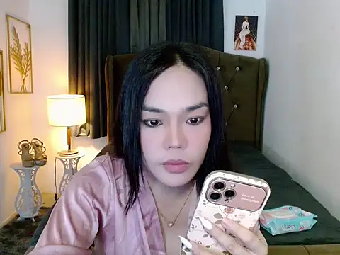hollyyumiloove online show from May 8, 10:19 am
