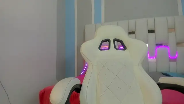 mask red girl online show from February 13, 12:38 pm