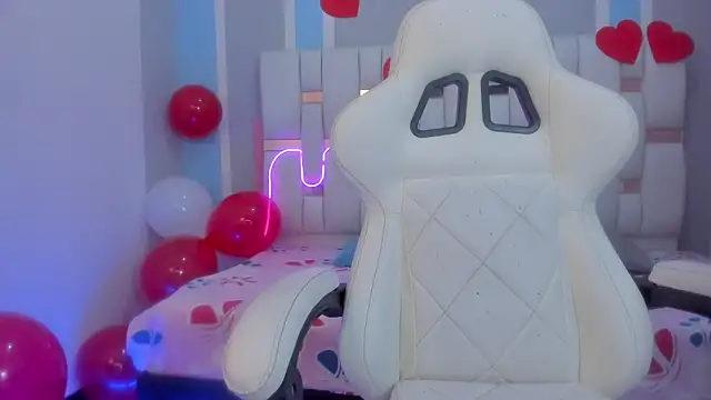 mask red girl online show from February 16, 12:37 pm