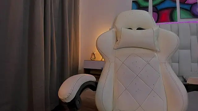 mask red girl online show from April 17, 1:03 pm