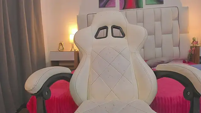mask red girl online show from April 22, 12:34 pm