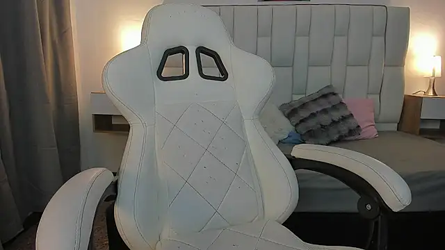 mask red girl online show from March 13, 1:16 pm