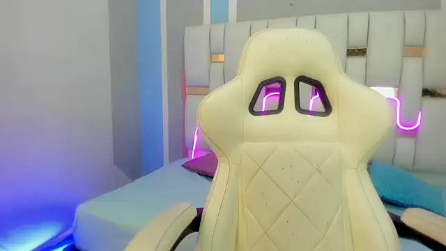 mask red girl online show from February 7, 12:35 pm