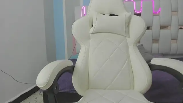 mask red girl online show from December 15, 1:50 pm