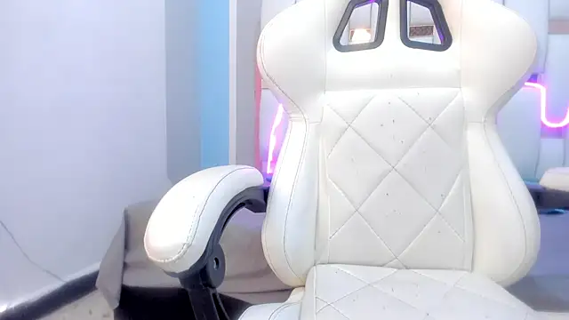 mask red girl online show from February 5, 1:07 pm