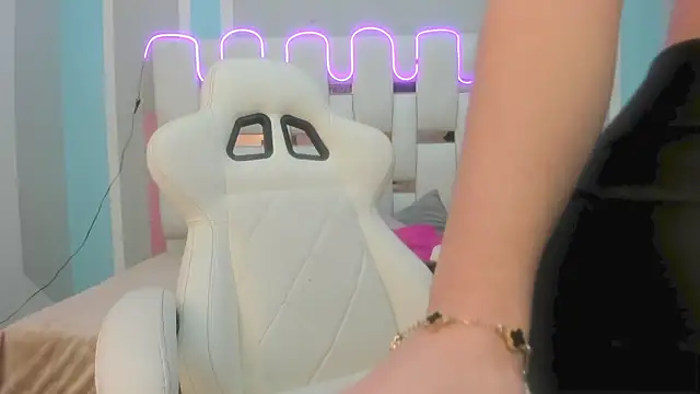 mask red girl online show from January 7, 12:43 pm