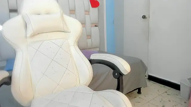 mask red girl online show from February 18, 12:23 pm