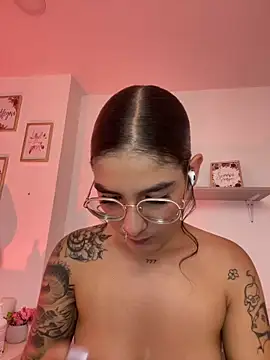 LauraRaider online show from May 15, 9:35 pm