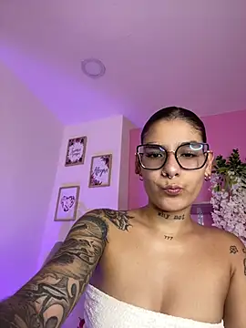 LauraRaider online show from July 11, 1:06 am