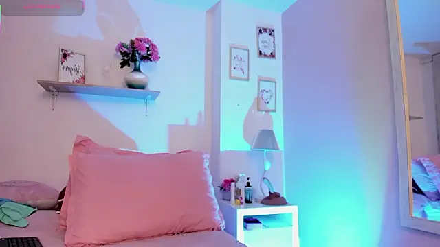 LauraRaider online show from March 7, 8:03 pm