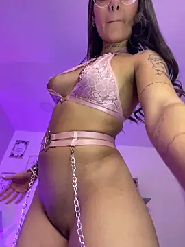 LauraRaider online show from February 26, 8:20 pm