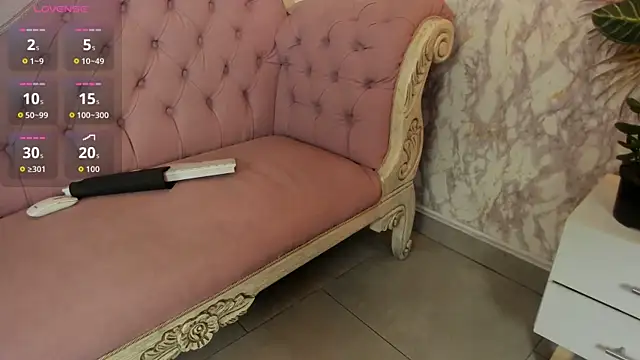 Snapshot of Mysterius_Woman chatting on January 7, 12:43 pm Mysterius Woman online show from January 7, 12:43 pm