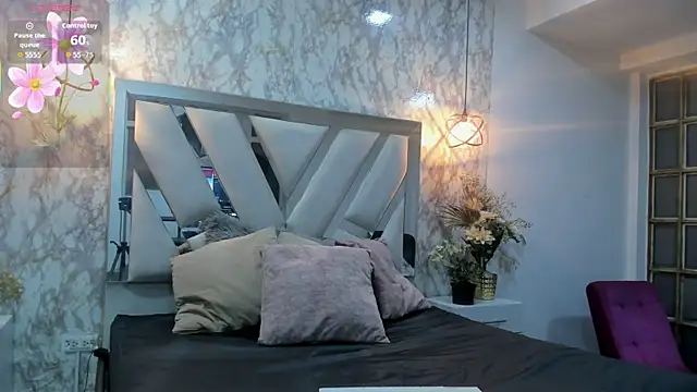 Snapshot of Mysterius_Woman chatting on December 5, 12:59 pm Mysterius Woman online show from December 5, 12:59 pm