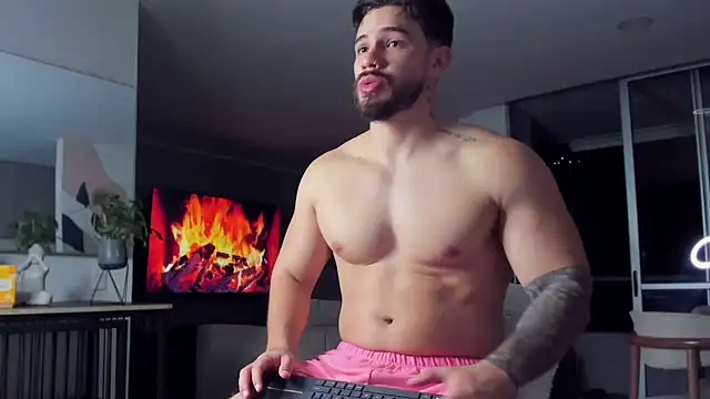 Valenthino Salvatore online show from April 16, 3:51 am