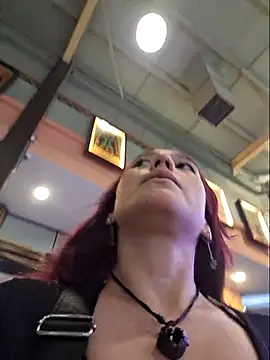 Snapshot of Eveeelyn25 chatting on February 20, 12:18 am Eveeelyn25 online show from February 20, 12:18 am