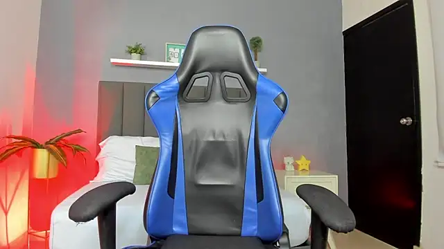 Snapshot of lindaa_natashaa_ chatting on December 2, 2:12 am lindaa natashaa online show from December 2, 2:12 am