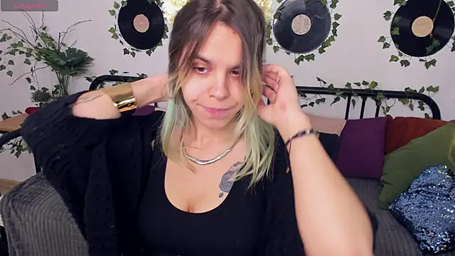 Snapshot of LiraBelle chatting on November 24, 3:28 am LiraBelle online show from November 24, 3:28 am