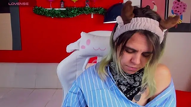 Snapshot of LiraBelle chatting on December 19, 3:21 am LiraBelle online show from December 19, 3:21 am