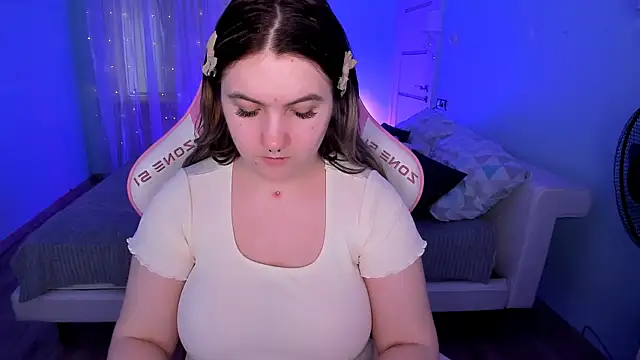 lovelyy julia online show from February 24, 8:15 am