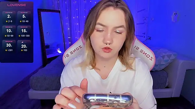 lovelyy julia online show from December 4, 8:24 am