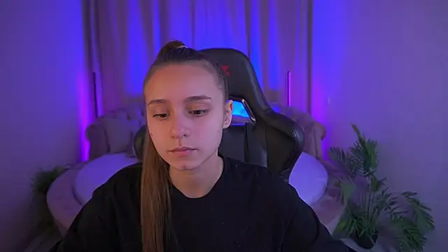 Snapshot of TinyNatalie chatting on November 24, 7:08 am TinyNatalie online show from November 24, 7:08 am