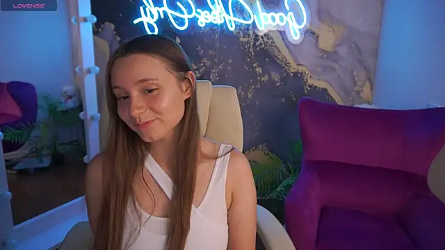 Snapshot of TinyNatalie chatting on July 7, 8:12 pm TinyNatalie online show from July 7, 8:12 pm