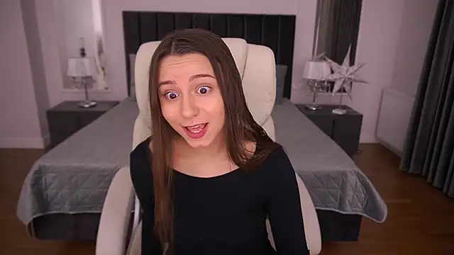 Snapshot of TinyNatalie chatting on December 15, 2:39 am TinyNatalie online show from December 15, 2:39 am