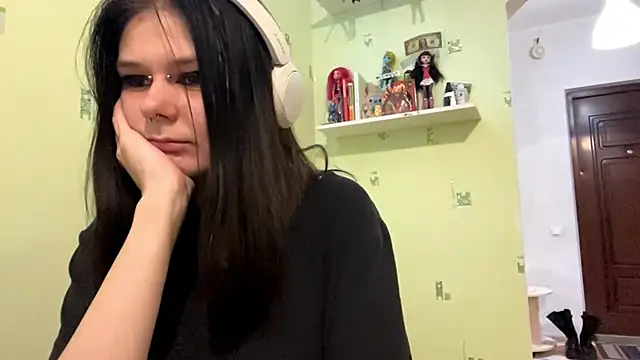 TraceeSchutt online show from December 3, 8:30 pm