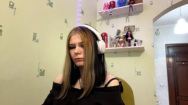 TraceeSchutt online show from December 21, 1:13 pm