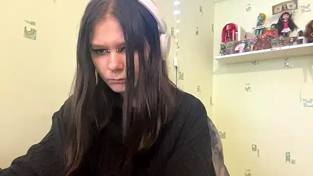 TraceeSchutt online show from December 1, 10:16 am