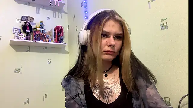 TraceeSchutt online show from January 14, 8:34 pm