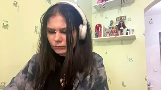 TraceeSchutt online show from December 4, 12:15 pm