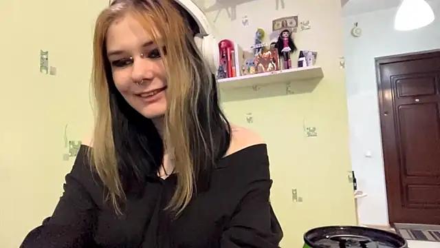 TraceeSchutt online show from December 18, 1:04 pm