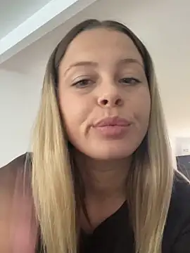 Snapshot of KateAllyaa chatting on February 2, 8:02 am KateAllyaa online show from February 2, 8:02 am