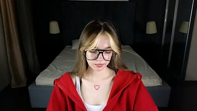 Snapshot of MILLIE_MUR chatting on December 15, 5:57 am MILLIE MUR online show from December 15, 5:57 am