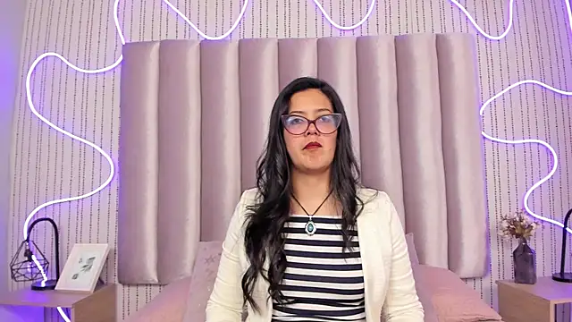 TAMARALEWISMD online show from December 4, 4:11 am